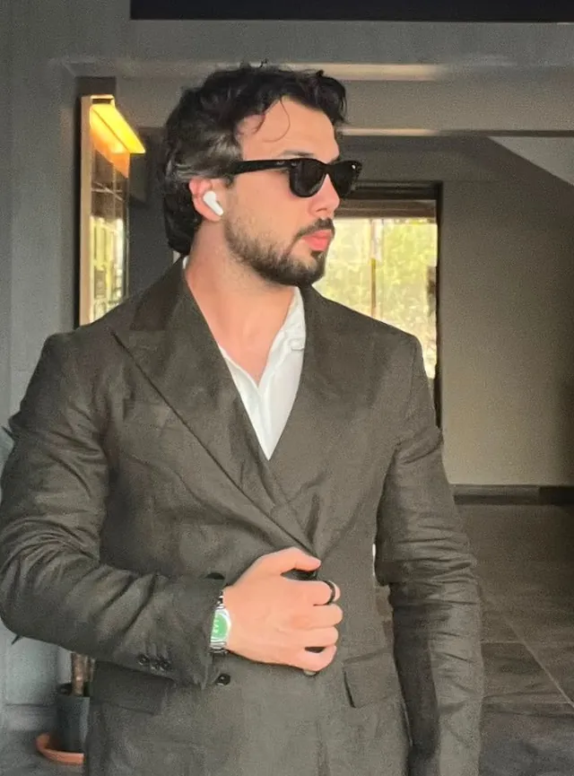 Berat Bulut, Büt. sosyal medya yöneticisi — siyah beyaz portre